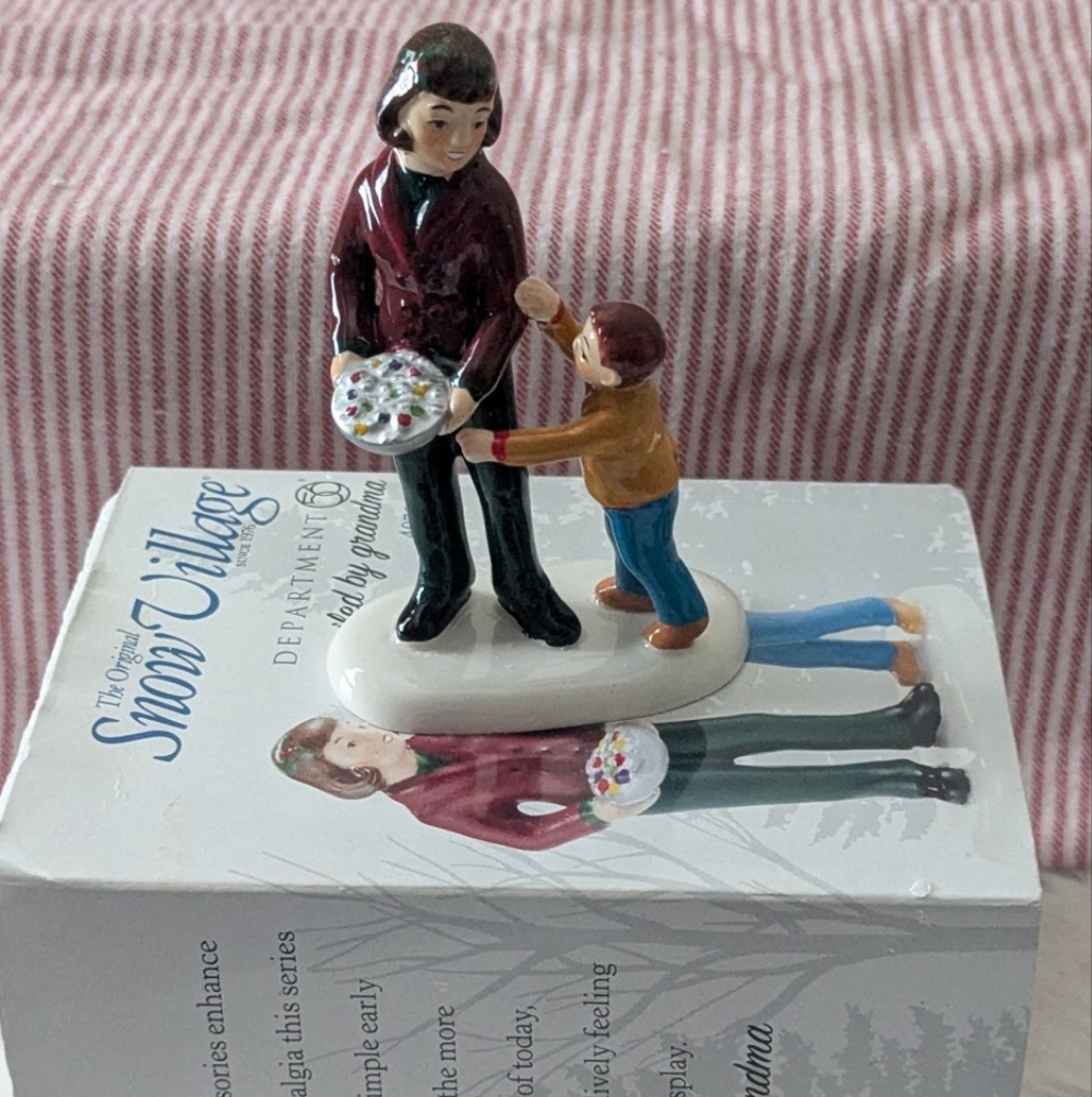 Department 56 Snow Village Holiday Figurine